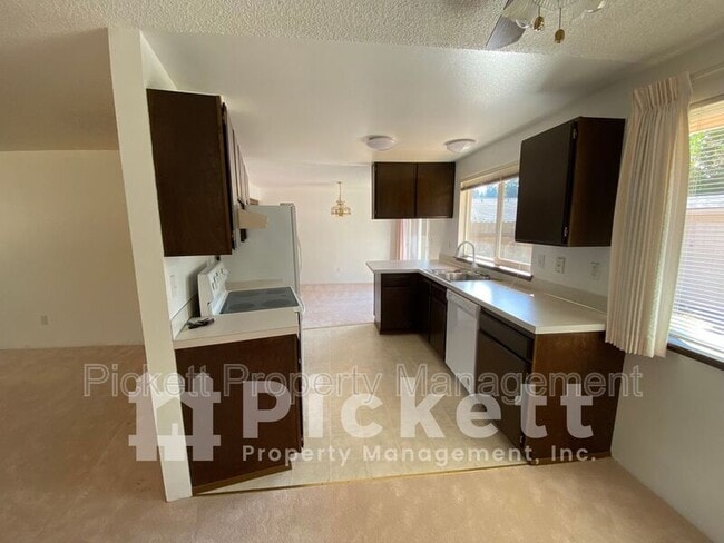 Building Photo - 2870 SE Colusa Ave