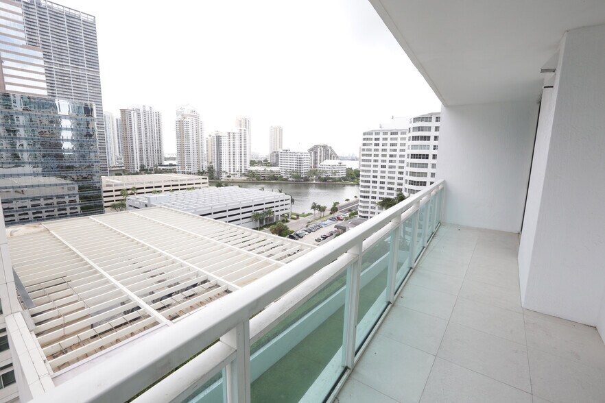 Building Photo - 950 Brickell Bay Dr