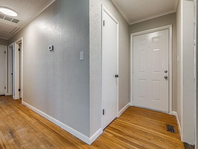 Building Photo - Move in special / First months rent is $800