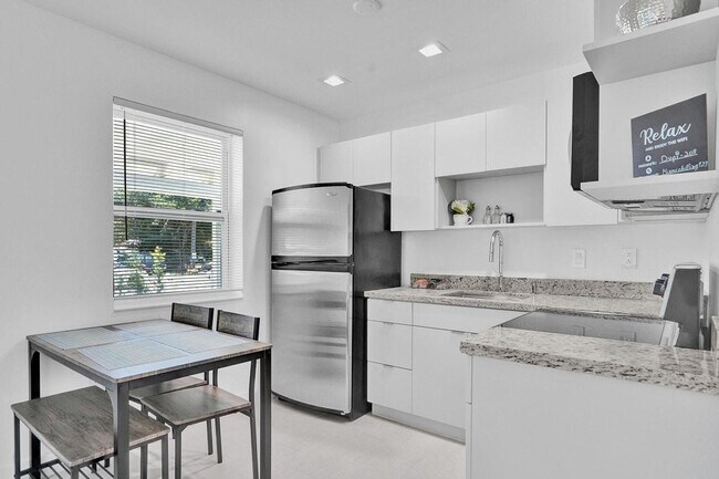 Building Photo - 208 SE 4th St