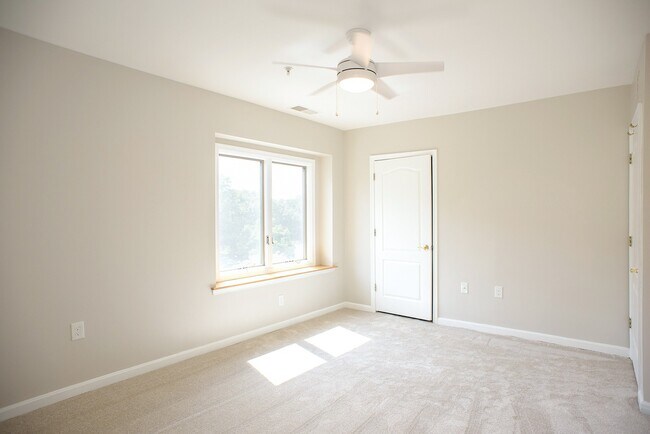 Building Photo - Townhome in the desired Chesapeake Harbour!!!