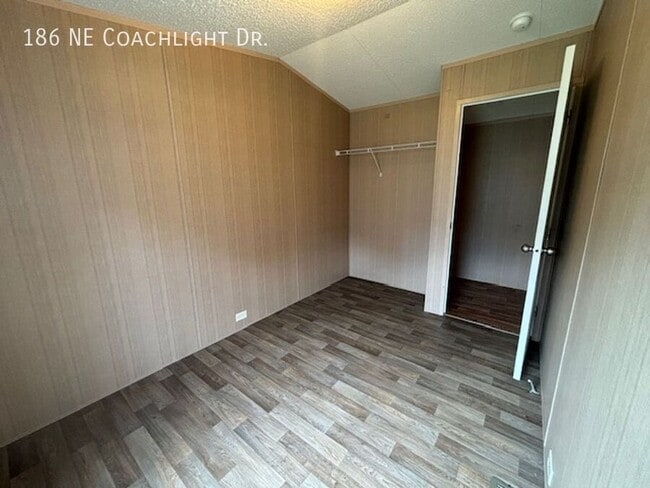 Building Photo - 186 Coachlight Dr