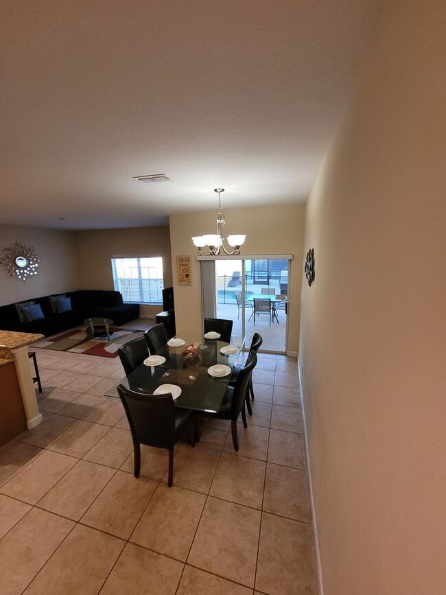 Building Photo - Fully Furnished 4 bed 3 bath with Pool in ...