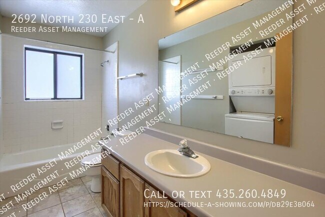 Building Photo - Large 2 Bed/1 Bath Upstairs Apartment In N...