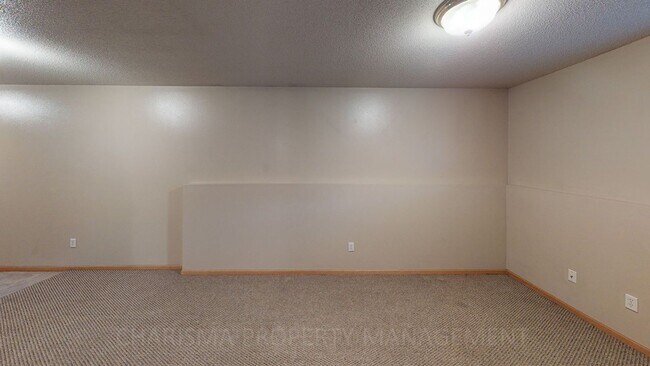 Building Photo - 3 BD, 2 BA, DOUBLE ATTACHED GARAGE, GREAT ...