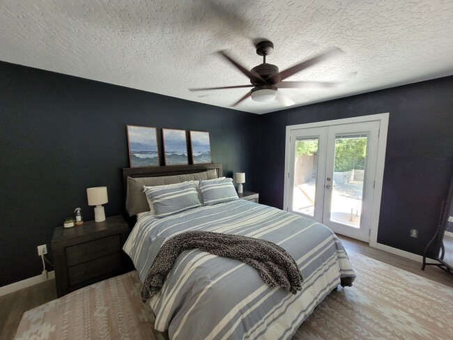 Building Photo - Stunning Home with Hot Tub with Detached O...