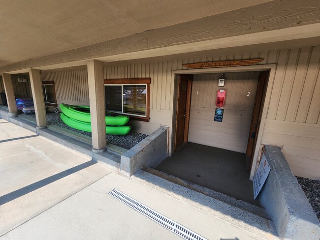 Building Photo - Bayview Lakeside Charmer