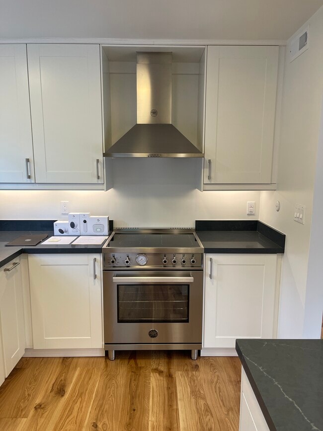 Building Photo - 36 Redwood Ave