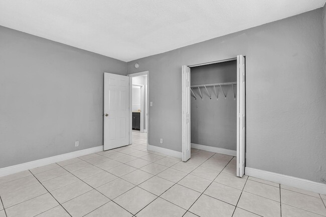 Building Photo - 626 SW 14th Ave