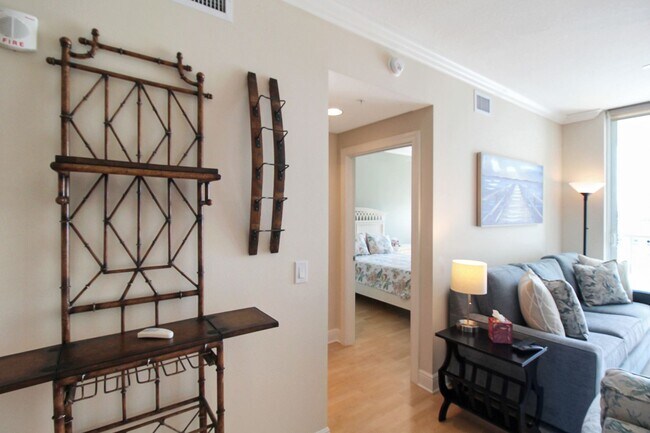 Building Photo - 800 N Tamiami Trl