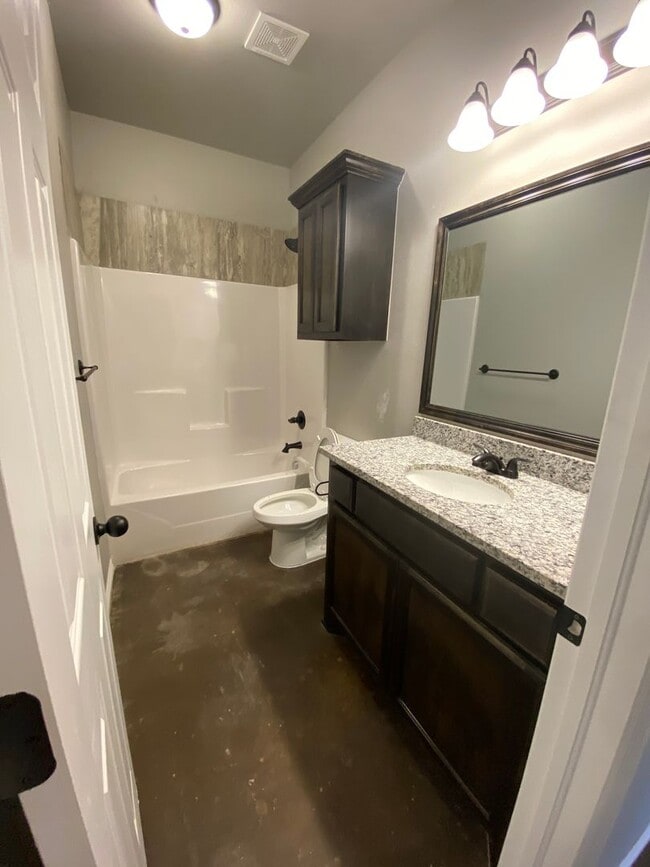 Building Photo - 3 bedroom and 2 bathroom duplex in El Reno!