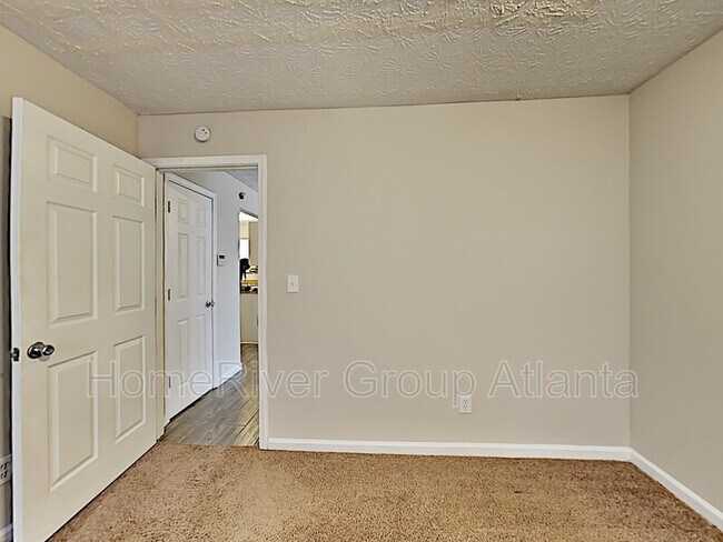 Building Photo - 622 Waynes Ct SE