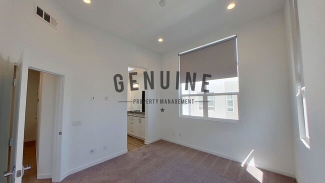 Building Photo - Modern Tri-Level 2Bd 2.5Ba Townhouse in Irvine!