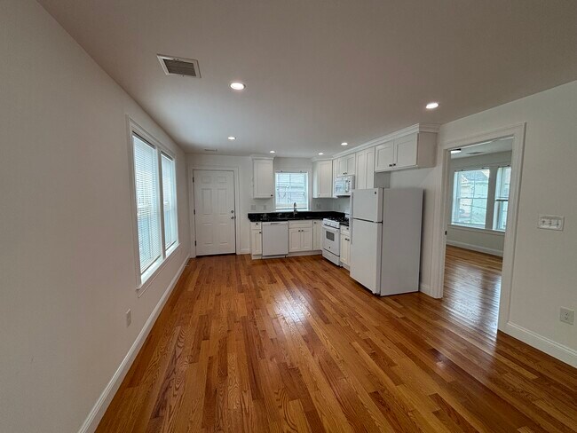 Building Photo - 160 Bow St