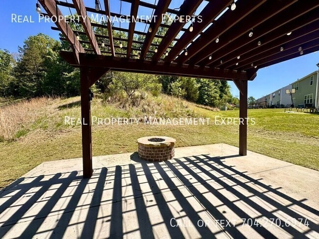 Building Photo - 10834 Glenluce Ave
