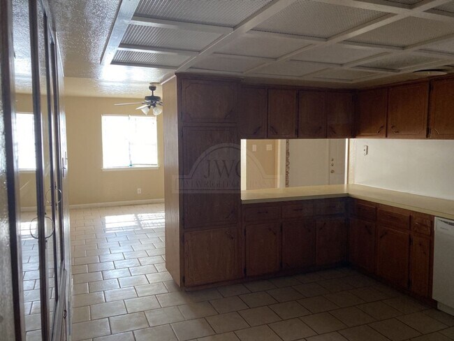 Building Photo - 1814 Crestridge Dr