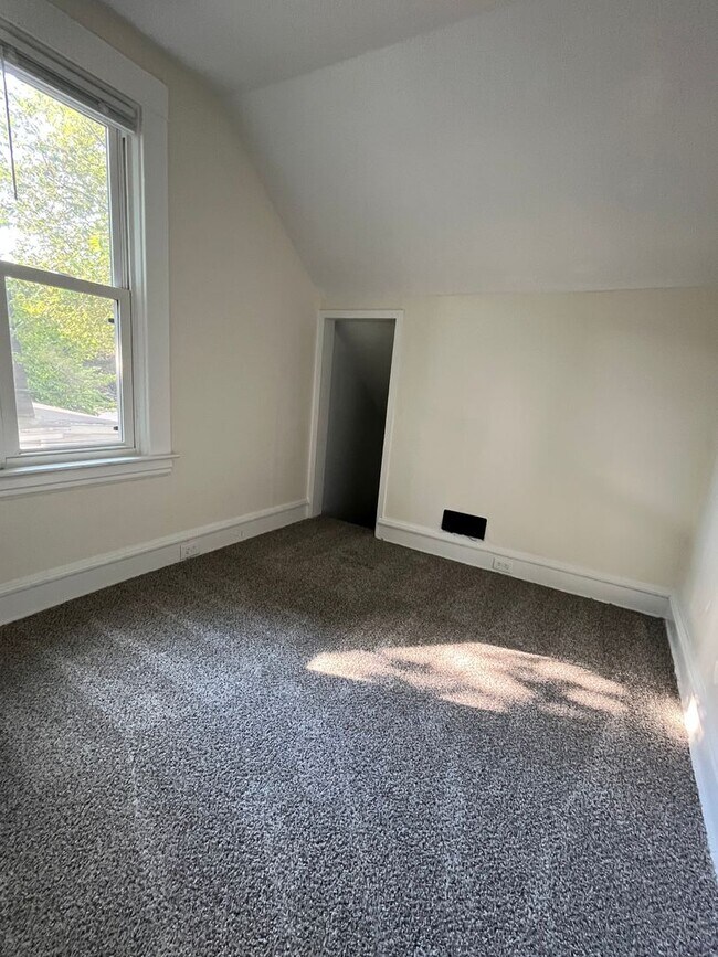 Building Photo - 3 Bedroom Eastown Home!