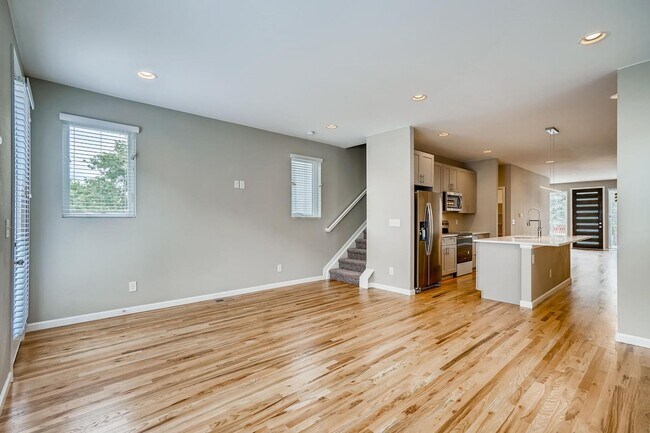 Building Photo - Beautiful Townhome for Rent
