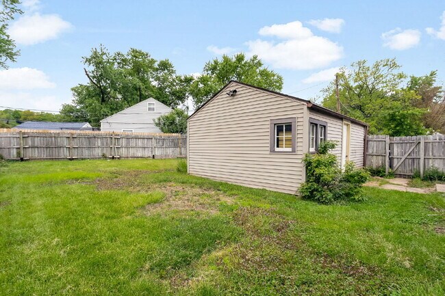 Building Photo - 402 E Chippewa Ave