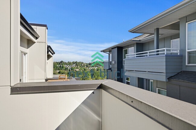 Building Photo - "Charming 3-Bedroom Townhouse Retreat in the Heart of Seattle - 3104C SW Avalon Way!"