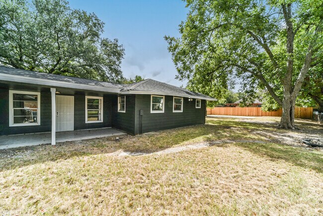 Building Photo - 318 E Mitchell Rd