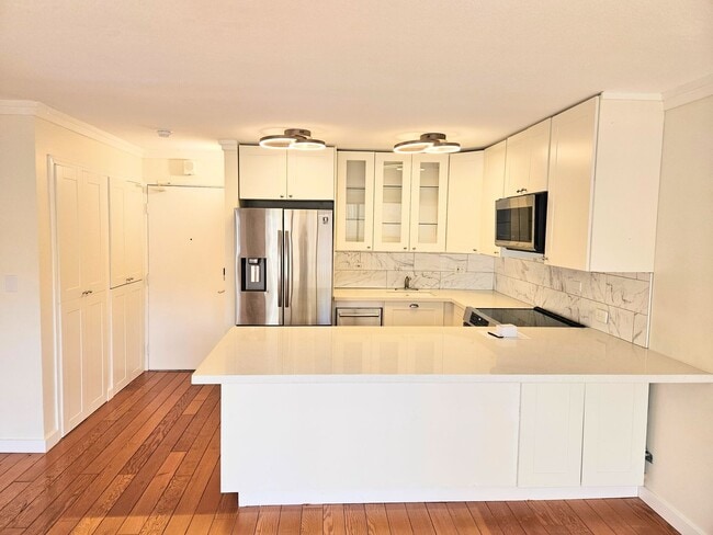 Building Photo - Waikiki Four Paddles 1 Bedroom 1 Bathroom 1 Parking 6th Floor Renovated Condominium