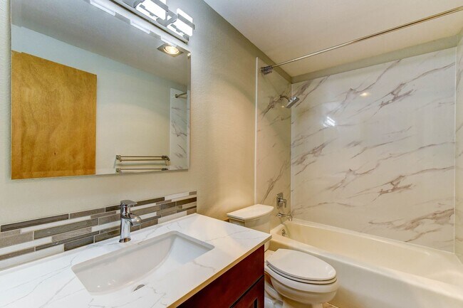 Building Photo - ”Water/Sewer/Trash and parking included in rent!