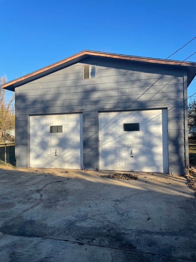 Building Photo - 4 bed 1 bath, with extra large utility are...