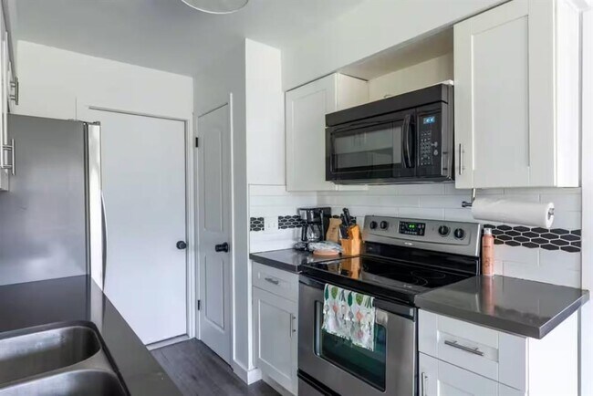 Building Photo - 9715 Dallum Dr