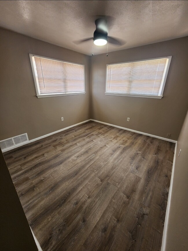 Building Photo - 3 bed 2 bath home with 1 car garage