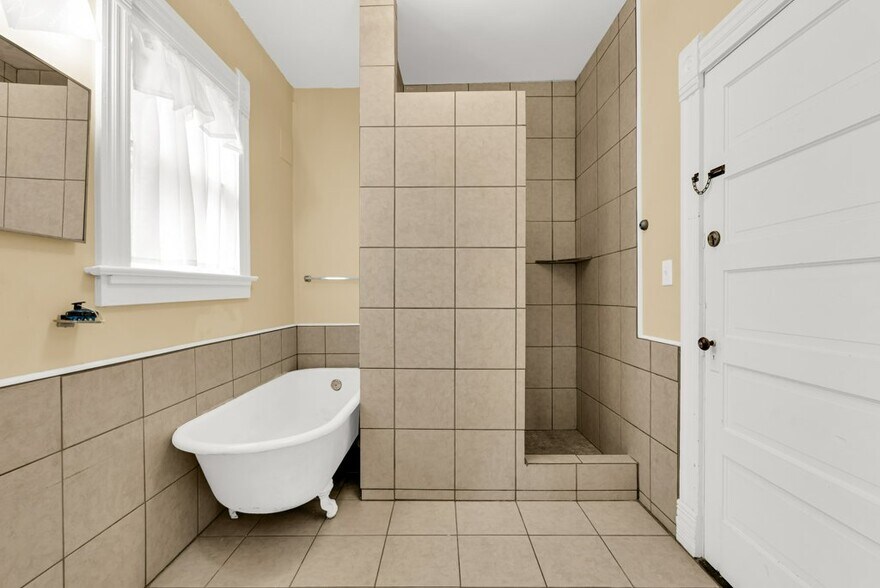 Building Photo - 622 4th St S