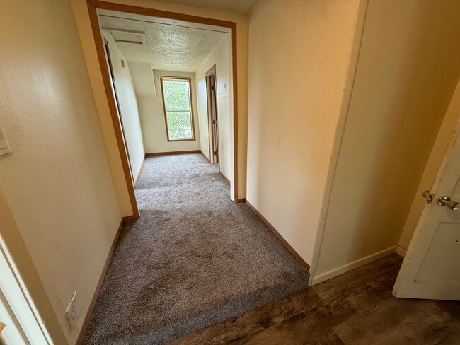 Building Photo - 4 Bed 2 Bath- 2 Story Single Family Home