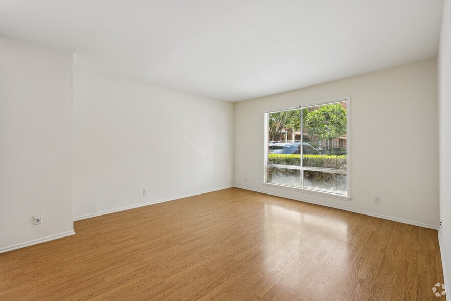 2BR, 2BA - 1000SF - Living Room - Broadway Village