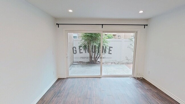 Building Photo - 1st Floor 1 Bedroom Unit in South Coast Me...