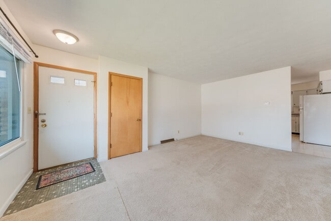 Building Photo - 2 bedroom 1 bathroom duplex-Available JUNE 2026