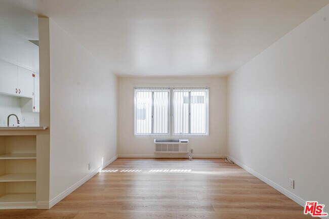 Building Photo - 758 N Hudson Ave