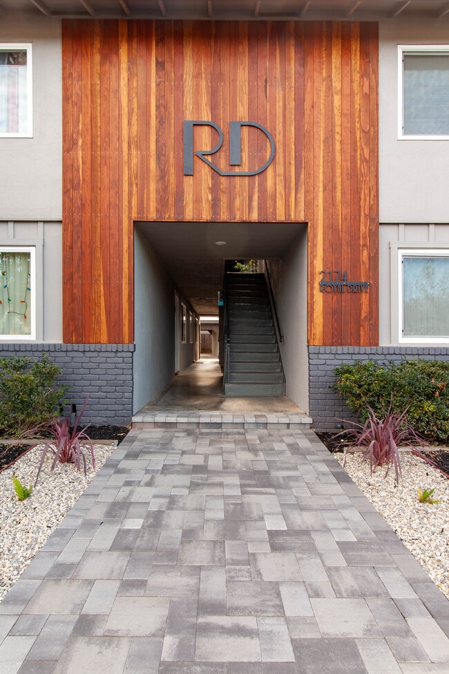 Building Photo - 2144 Royal Dr