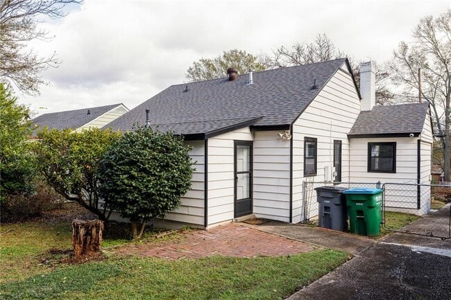 Building Photo - 3373 La Vista Dr