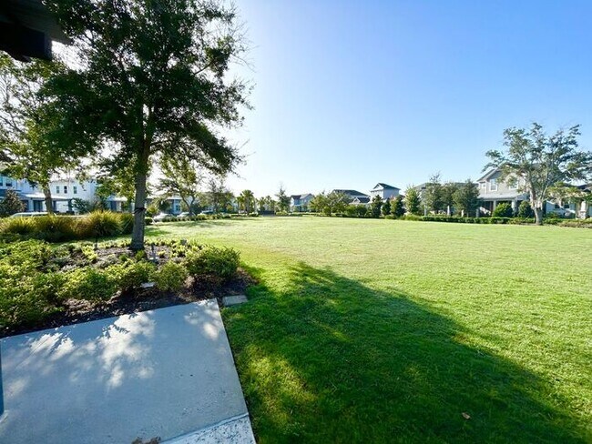 Building Photo - Stunning 2/2 Modern Townhome with a Bonus ...