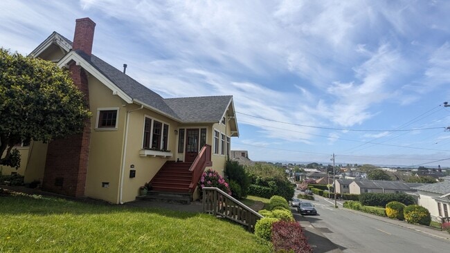 Building Photo - Furnished home, all utilities included!