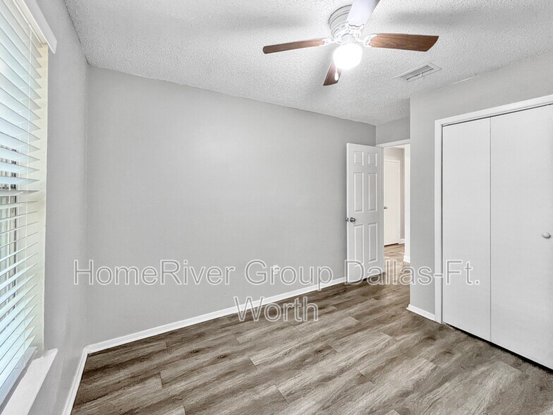 Building Photo - 9703 La Rochelle Dr