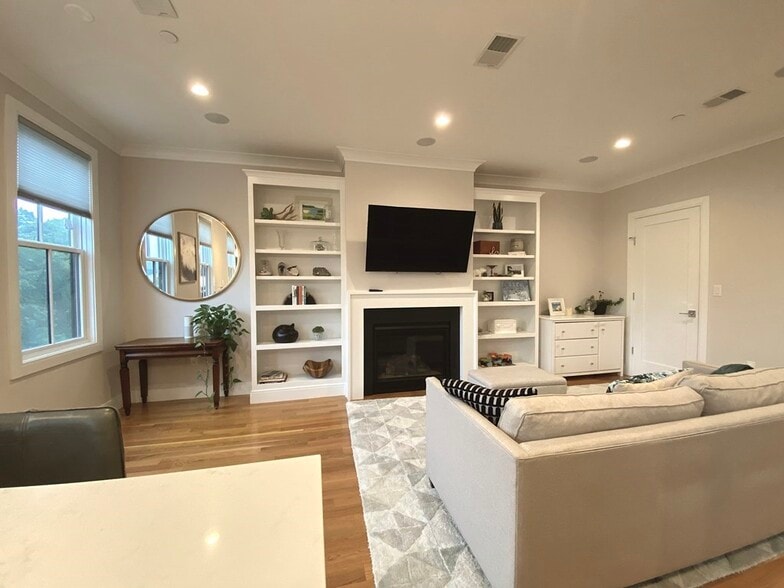 Building Photo - 362 Bunker Hill St