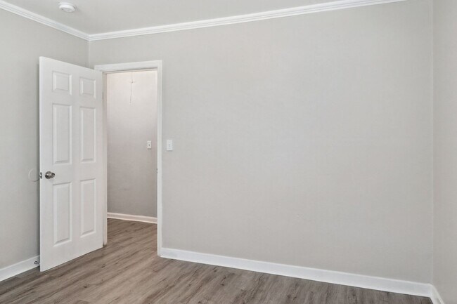 Building Photo - Large 3BR/2BA Near Downtown House For Rent