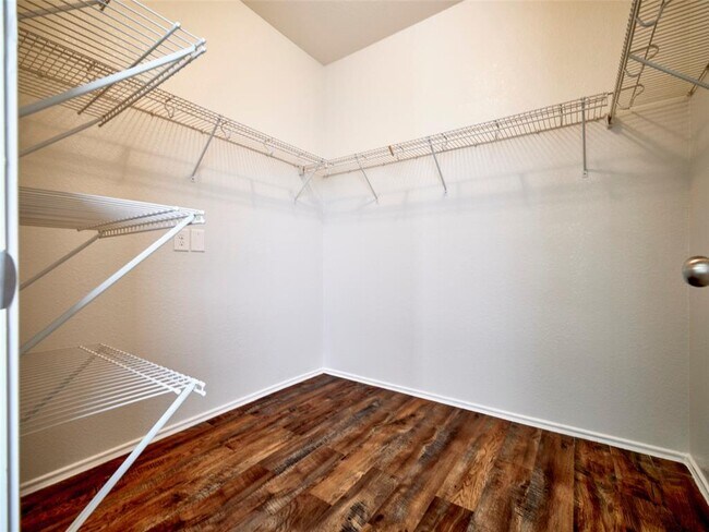 Building Photo - 1426 S Maple Dr