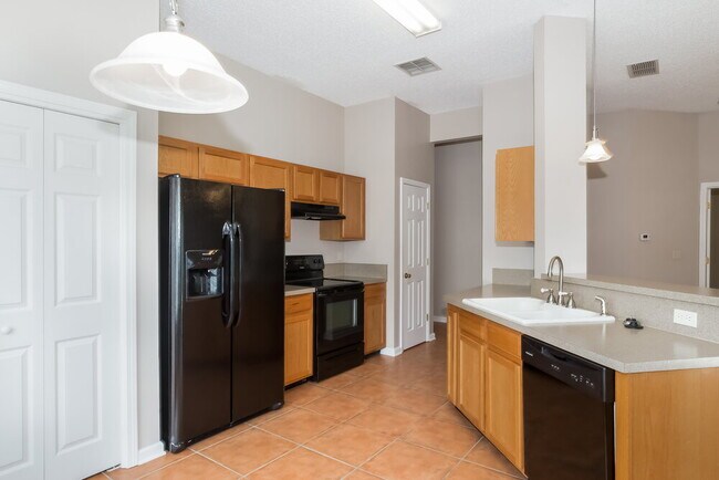 Building Photo - 8073 Leafcrest Dr