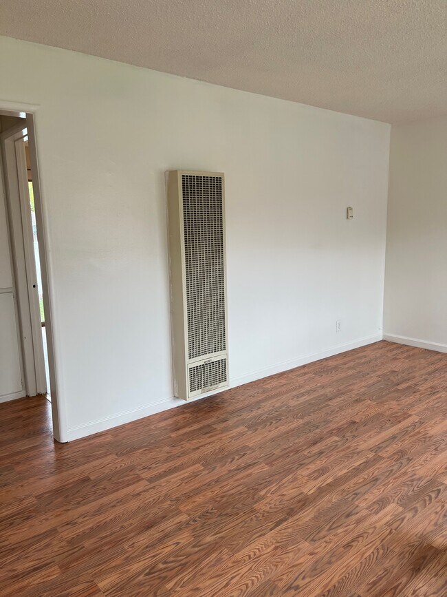 Building Photo - 407 Violet Ave