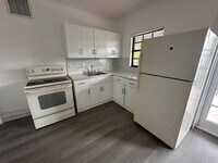 Building Photo - 312 SW 32nd Ave