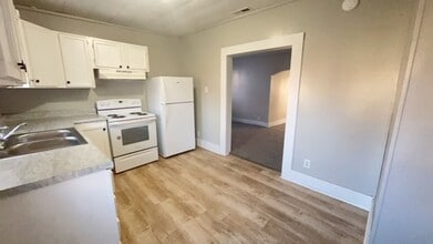 Building Photo - 1506 W 10th St