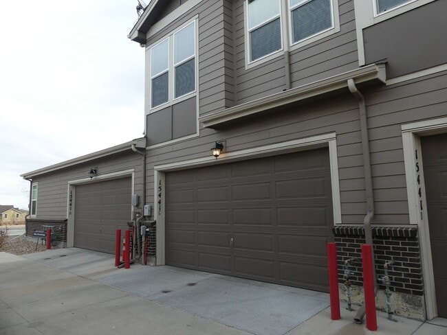 Building Photo - 3 Bedrooms! Close to the Mountains! 2 Car ...