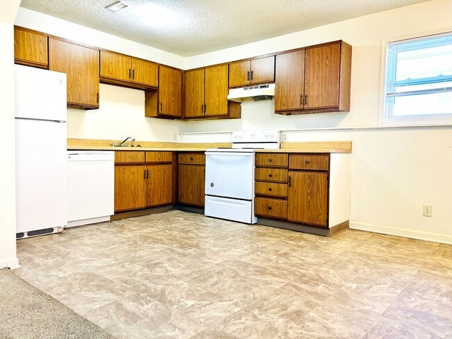 Building Photo - Spacious Two Bedroom Home